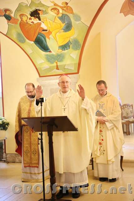 2017.01.21_13.04.48.JPG - Weihbischof Franz Scharl spendet den Abschluss-Segen.