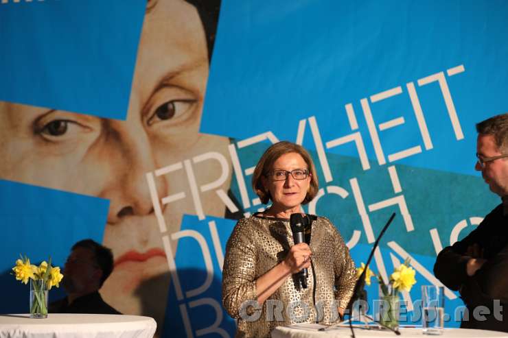 2017.04.07_15.00.24.jpg - Die Eröffnung der Sonderausstellung nahm LH-Stellvertreterin Johanna Mikl-Leitner vor: "Die Schallaburg als Ausstellungszentrum und Begegnungsraum beleuchtet mit der Sonderausstellung sowohl die eigene Kulturgeschichte als auch das so wesentliche Thema Bildung und dessen Auswirkung auf unsere Gesellschaft."