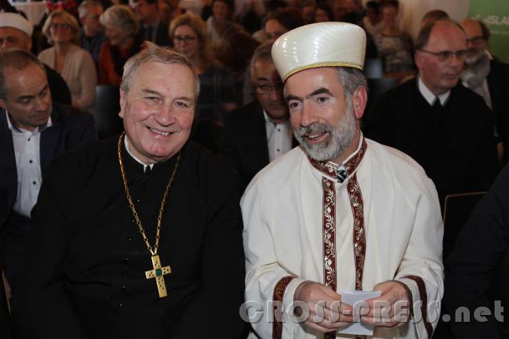 2017.04.07_15.15.55.jpg - Prälat KR Mag. Maximilian Fürnsinn, Propst von Stift Herzogenburg, im Gespräch mit Mehmet Isik, Vorsitzender der Islamischen Religionsgemeinde St. Pölten.