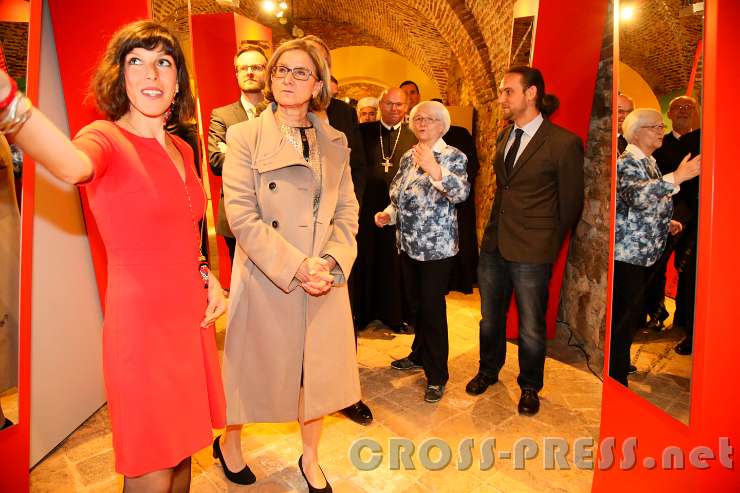 2017.04.07_15.40.27.jpg - Johanna Milk-Leitner bei der Führung. Für die Ausstellungsgestaltung zeichnet sich Mia Bodenstein (links) verantwortlich.