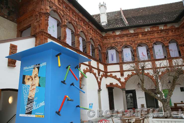 2017.04.07_17.00.05.jpg - Diese Säule im Hof erinnert an Martin Luthers "Anschlag" seiner 95 Thesen vor 500 Jahren.