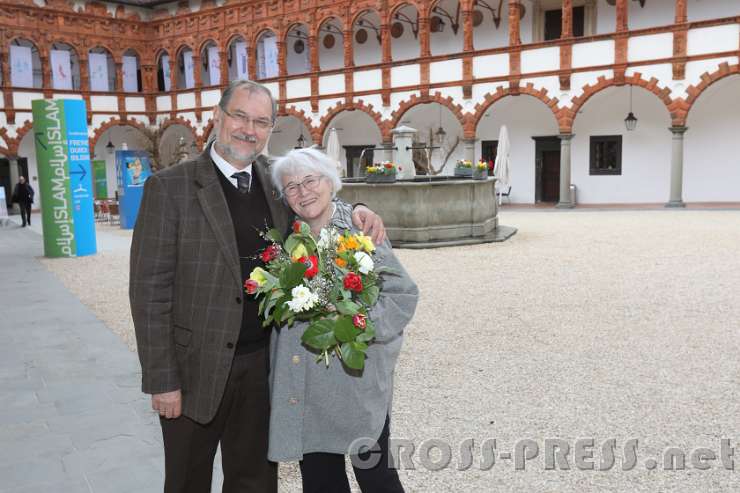 2017.04.07_17.17.33.jpg - Das Ehepaar Miklas. Dr. Helene Miklas ist die inhaltliche Leiterin der Ausstellung.