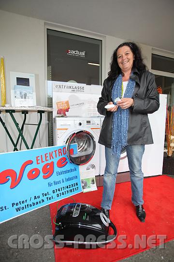 2009.05.15_13.17.51.jpg - Renate Vogel vom gleichnamigen Elektrofachhandel pre�sentiert energiesparende Haushaltsger�te.