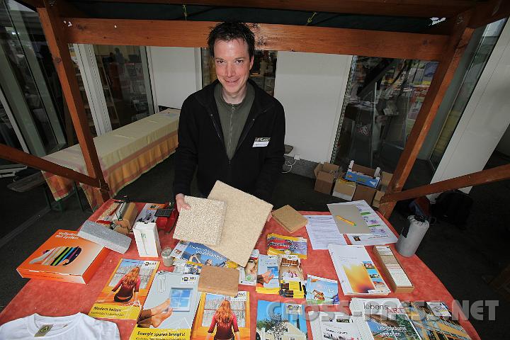 2009.05.15_16.02.21.jpg - DI Matthias Komarek, "die umweltberatung", Bauen/Wohnen/Energie, pr�sentiert nat�rliche D�mmstoffe.