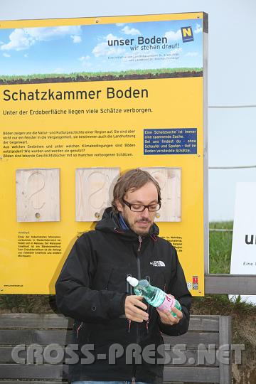 2009.09.25_10.15.26.jpg - Dr.Dellantonio: "Eine PET-Flasche kann bis zu 50 Jahre brauchen, bis sie sich zersetzt hat".