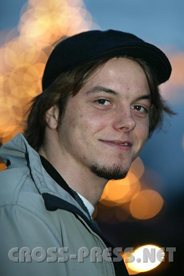 2007-12-06_16.18.32.JPG - Patrick Scheuch, Metallarbeiter, Am.:Mir fehlt die Musik und der Schnee f�r die richtige Stimmung hier.   Au�erdem sollten die �ffnungszeiten aller Standl gleich sein, es sind oft dazwischen welche geschlossen.