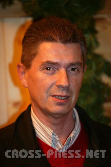 2007-12-06_16.25.11.JPG - Ernest K�nig, Gesch�ftsf�hrer des Cityclubs, Amstetten:Grunds�tzlich ist der Weihnachtsmarkt ein netter Treffpunkt zum Plaudern nach der Arbeit.   An den Wochenenden, besonders samstags, gibt�s immer ein tolles Programm wie Hirtenspiel, lebende Krippe, ein Musical, Weihnachtslieder-Singen oder Trickk�nstler.
