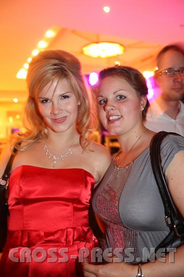 2009.09.26_22.05.32.jpg - Dominique Leitner und Sophie Kirchweger auf dem Weg zur KJ-Bar.