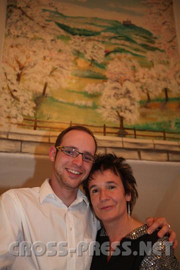 2009.09.26_22.16.20.jpg - Bernhard Gugler und Manuela Hagenhuber vor bl�hender mostviertler Landschaft. ;)