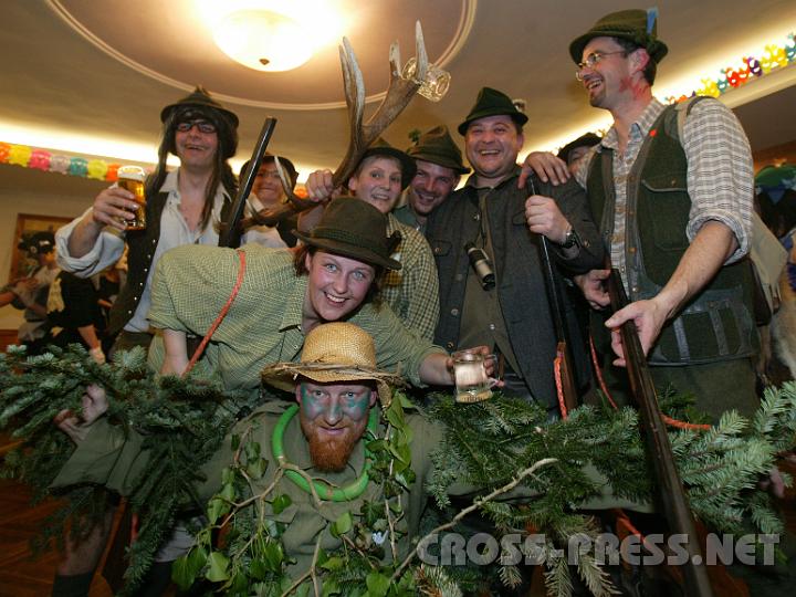 2009.02.07_22.09.56_01.jpg - Die J�ger vom Ertler Jagdverein "Triftnix" machten den 4. Platz bei der Maskenpr�mierung:  Michaela Ortner, Martin Wenger, Roland Steinbichler, Franz Hirtenlehner und "Baum" Ewald Ortner.