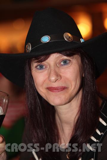 2009.02.24_21.40.34.jpg - Cow Girl Monika Schindlegger kam zum Ertler Fasching sogar aus dem fernen Wallsee.