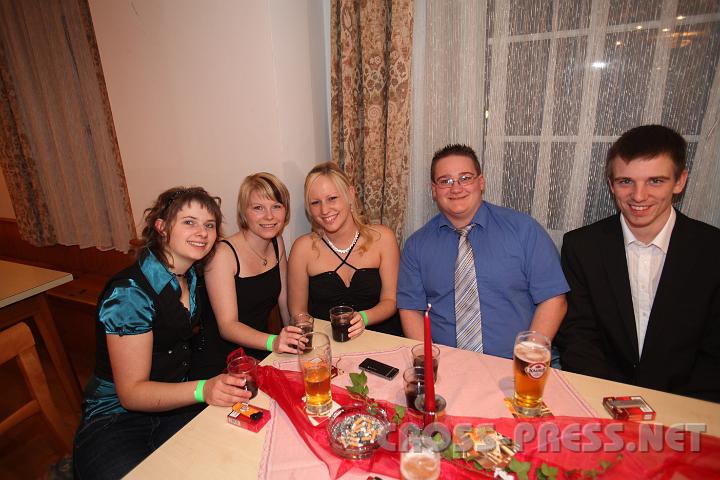 2009.10.25_21.53.59_01.jpg - Claudia Holzner, Andrea Pfaffenbichler, Simone Puchberger, Thomas Tatzreiter und Daniel Starzer warten aus Haag und Seitenstetten nach Ertl gekommen.