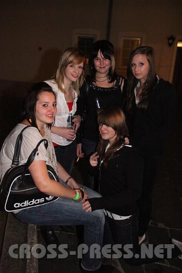 2009.10.25_22.51.58.jpg - Beim Brunnen im Hof: Theresa, Bianca, Sandra, Karin und Franziska aus Ertl, St.Michael und St.Peter.