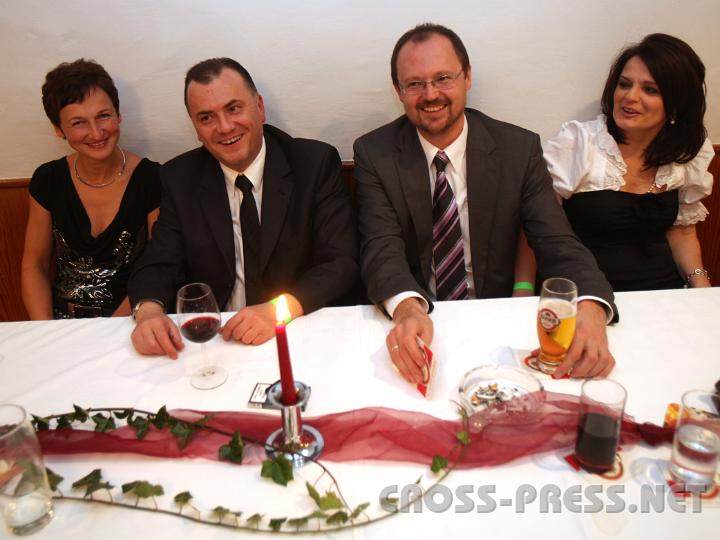 2009.10.25_21.49.26_01.jpg - Jacek Biela, Pfarrer von Ertl (2.v.l), heute als "Mafia Pate" in gem�tlicher Runde, v.l.n.r.: Anna Krendl, Ferdinand und Erni Schenkermayr.