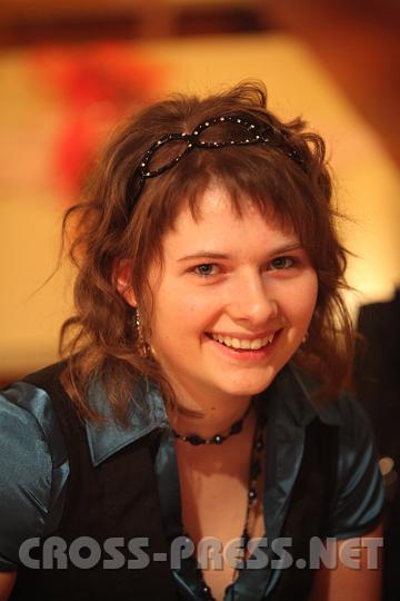 2009.10.25_21.57.08.jpg - Claudia Holzner gef�llt es, solange das "Tal der Gesetzlosen" so aussieht wie hier im stimmungsvollen Ballsaal bei guter Live-Musik...