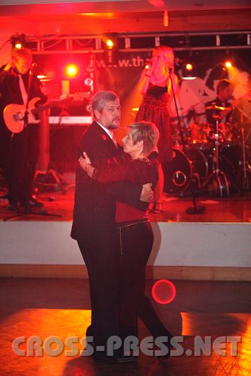 2009.10.25_22.09.56.jpg - Als Musik-Profi wei� Andreas Schl�gelhofer ("D'Urltaler") gute Musik zu sch�tzen. Viel Platz zum Tanzen f�r ihn und seine Gattin, weil sich die gef�hrlichen jungen Ertler "Mafiosi" nicht auf die Tanzfl�che wagten.  ;)