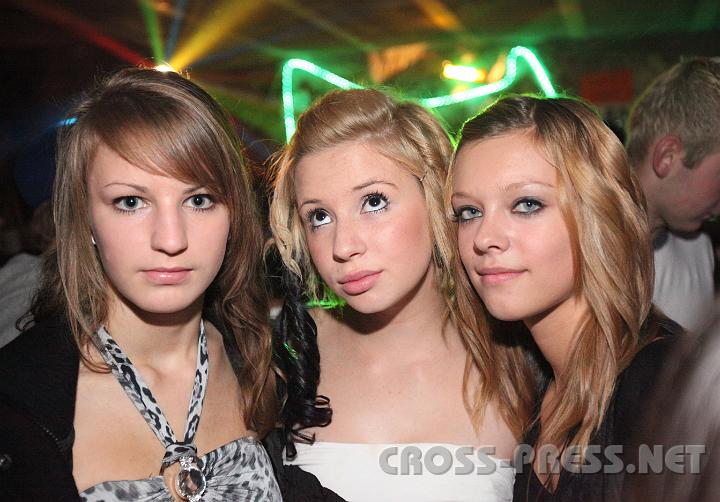 2009.10.25_22.34.49.jpg - Judit, Elisa und Marlies in der "H�lle" der "Gesetzlosen Bar".