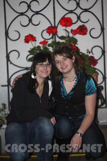 2009.10.25_22.47.15.jpg - L�ndliche Idylle im Landgasthaus Wendtner. Claudia Holzner (rechts) und Freundin.