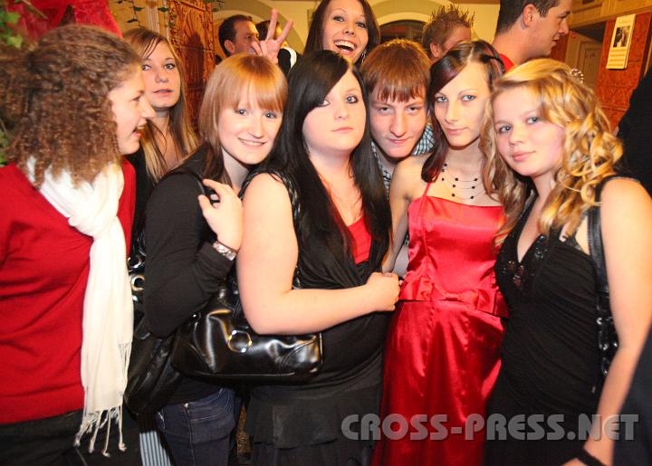 2009.10.25_22.57.02.jpg - "Ertler-Mafia" -Ball. Fr�hliche Gesichter der jugendlichen "Gesetzlosen".