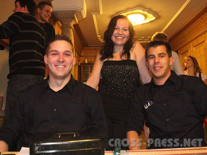 2009.10.25_22.59.46.jpg - "Schutzgeldeintreiber" an der Kassa: Gerald, Melanie und Mathias.