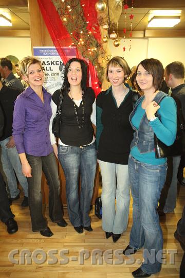 2010.01.08_20.29.19.jpg - Der Neujahrsempfang hat schon Tradition in Ertl und ist eine sch�ne Gelegenheit, Freunden alles Gute zu w�nschen.   V.l.n.r.: Roswitha Bu�lehner, Katrin Kronsteiner, Regina Hinterbichler und Andrea Hintermayer.