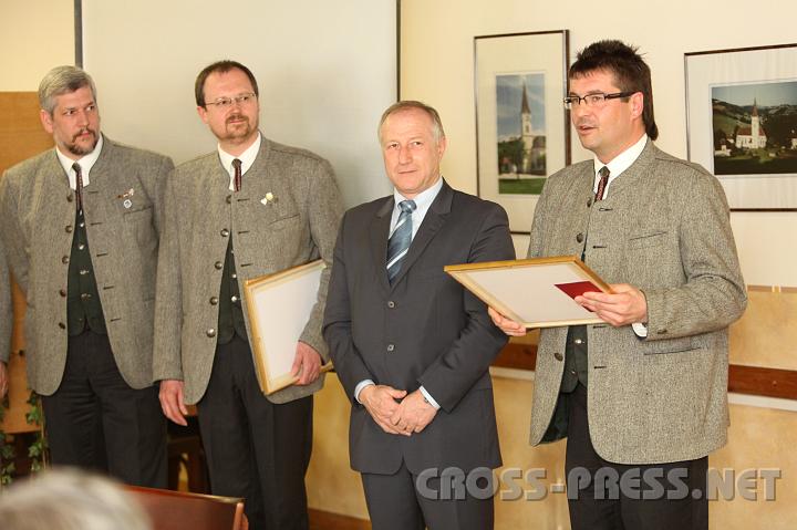 2010.03.20_17.13.49.jpg - Andreas Schl�gelhofer, Chorleiter Ferdinand Schenkermayr und Obmann Josef Forster �berreichen dem neuen Ehrenmitglied NR G�nter K�ssl die Urkunde.