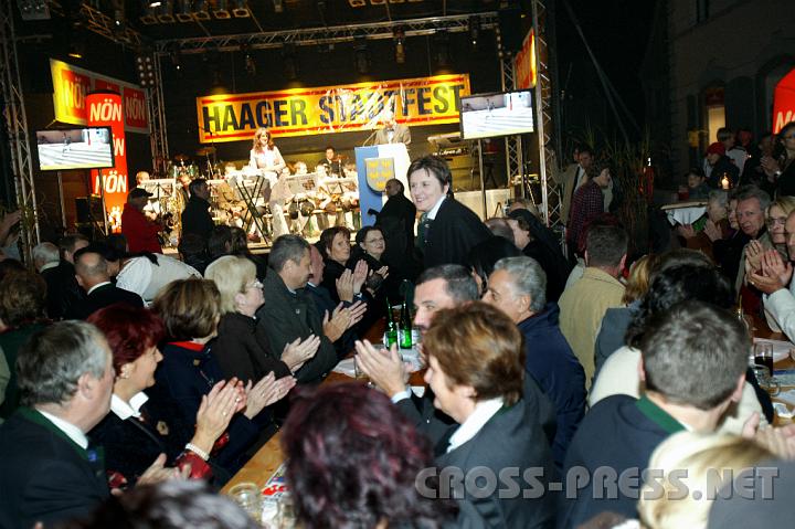 2008.09.27_20.17.41.JPG - Applaus f�r LAbg. Michaela Hinterholzer.