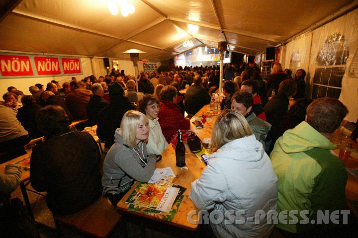 2008.09.27_21.53.15.JPG - Im Zelt festliche-, aber keine Bierzelt-Stimmung.