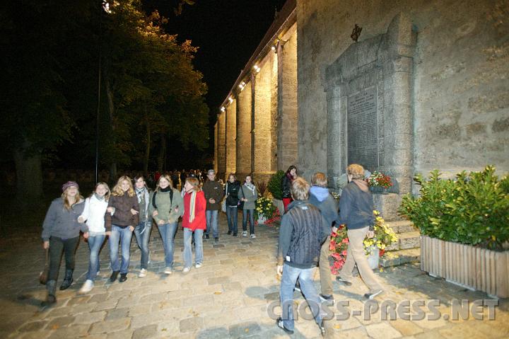 2008.09.27_21.56.05.JPG - Frequentierte Promenade rund um die Stadtpfarrkirche.