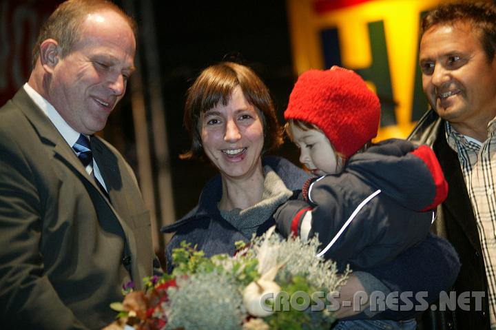 2008.09.27_20.34.17.JPG - B�rgermeister Josef Sturm �berreicht Architektin Mag. Caren Ohrhallinger (mit Tochter) ein Pflanzenarrangement.   Rechts "Engelsk�nstler" Erwin Kastner.