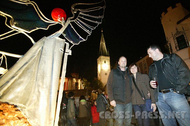 2008.09.27_21.41.58.JPG - Die sehr moderne Metall-Glas Skulptur des Erzengels Michael ziert den neuen Stadtplatzbrunnen.  Partystimmung genie�en die Haager Gerlinde und Erwin Sadlauer mit Harald Eder.