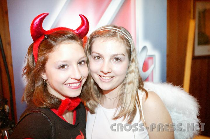 2009.01.17_21.51.18.JPG - "Teuferl und Engerl" strahlen um die Wette: Julia Infanger und Anna Grasegger.