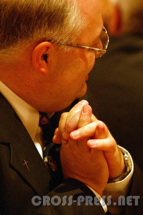 2007.09.22_20.53.23.JPG - Ein von den Sch�lerdarbietungen ergriffener Pater Direktor.  :)