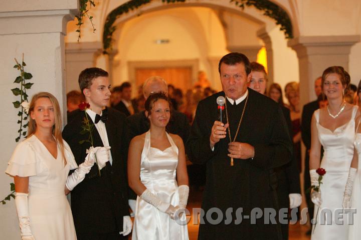 2007.09.22_20.55.36.JPG - Traditionell er�ffnete Abt P. Berthold Heigl mit einer Ansprache den Maturaball.