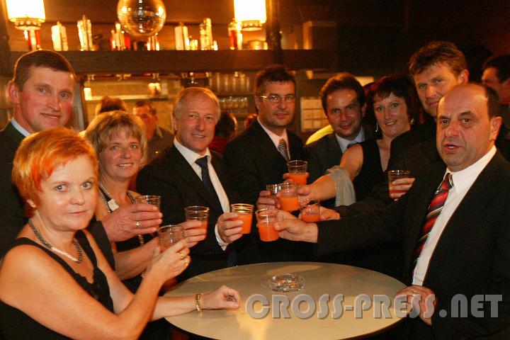2007.09.22_22.28.15.JPG - Ehrengastrunde vlnr: Edith Dorfmayr (Volksschuldirektorin), B�rgermeister Alois Panstingl mit Gattin Johanna, Nationalratsabgeordneter G�nter K�ssl, Gemeinderat Josef Forster, Baumeister Erwin Hackl mit Gattin Manuela, Franz Schnirzer, Vizeb�rgermeister Franz Dorfmayr.