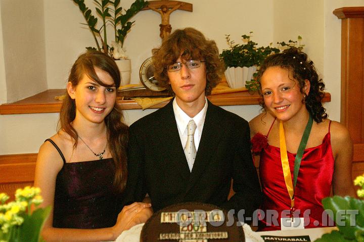 2007.09.23_01.19.19.JPG - Die weit angereisten Kremser Piaristensch�ler Elisabeth und Andreas Cremer mit Gastgeberin Julia Hochwallner aus der 8a.