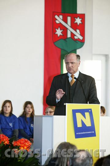 2008-02-20_16.13.52_01.JPG - LH Dr. Erwin Pr�ll begeisterte eine halbe Stunde lang die Besucher mit seinem Redestil 'von Mensch zu Mensch'.