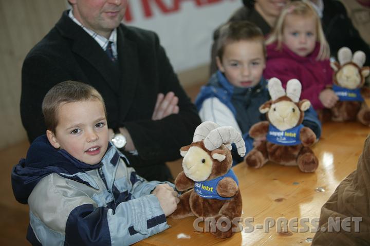 2008-02-20_16.18.15.JPG - Die Kinder freuen sich �ber Wahlkampfmaskottchen 'Seppl', den von LH Pr�ll geretteten Steinbock.