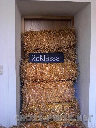 2008-06-14_06.40.12.JPG - Vormals Lehrerzimmer.   Was wollten die  Maturanten mit diesem Streich �ber ihre Leherer wohl sagen ?  ;)