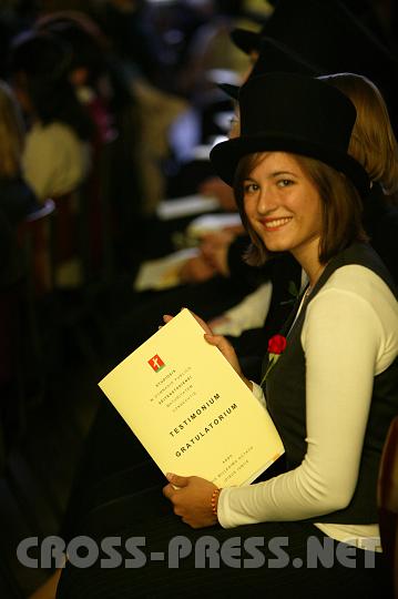 2008.06.13_17.24.39.JPG - Im Stiftsgymnasium bekommen die Maturanten neben dem Zeugnis ein in Latein verfasstes Gratulationsschreiben.