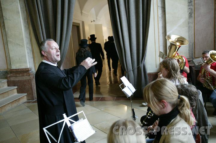 2008.06.13_17.52.25.JPG - Pater Franz dirigierte die "Tusch-Kapelle".