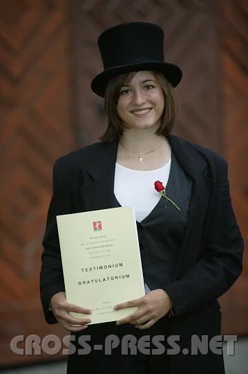 2008.06.13_18.04.25.JPG - Gl�ckliche Maturantin.