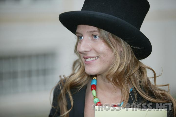 2008.06.13_18.07.11.JPG - Gl�ckliche Maturantin.