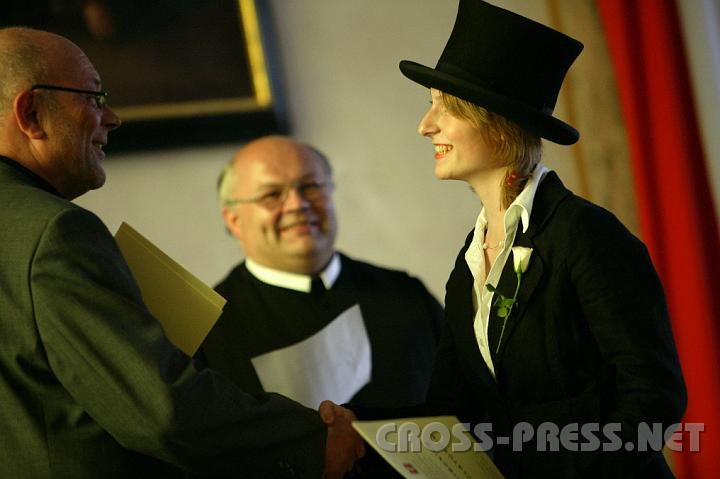 2008.06.13_17.25.33.JPG - Die Maturazeugnisse verteilten Dir. Pater Petrus Pilsinger, Prof. Josef Piwonka und die Klassenvorst�nde.  Die Maturantin Christina Spindelberger tr�gt eine wei�e Rose, das traditionelle Zeichen f�r ausgezeichneten Erfolg, und den f�r das Stiftsgymnasium typischen Zylinder.