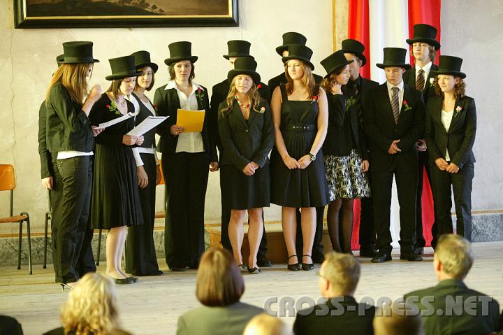 2008.06.13_17.32.02.JPG - "Valete" ist nicht nur offizilelle Matura-Zeugnisverteilung, sondern ein Abschiedsfest mit allem drum und dran, von hl. Messe bis zum Maturastreich.   Dazu geh�rt immer wieder viel Musik.   Hier singt die 8a ein Freundschaftslied.