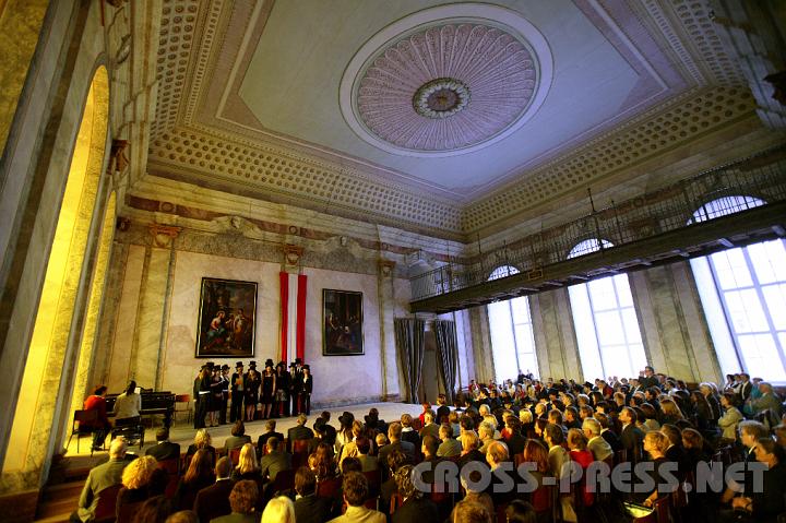2008.06.13_17.34.01.JPG - W�hrend der Maturaabschluss bei anderen Schulen oft in Turns�len abgehalten wird, findet das "Valete" im Stiftsgymnasium  zweckentsprechend im Promulgationssaal statt, der mit seinen get�nten Glasfenstern eine besondere Atmosph�re verleiht.