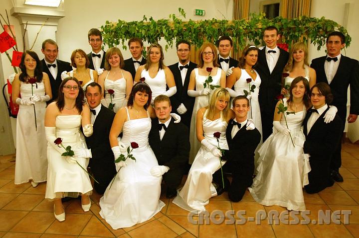 2008.10.18_20.31.16.JPG - Eintanzpaare des KJ-Balls.   Vorne kniend: Katharina Jechsmayr und Manuel Ritt, Julia Reitner und Walter Labner, Claudia Reithner und Patrick Lainerberger, Regina Prendl und Andreas Schweitzer.   Stehend: Christina Dorfmayr und Martin Krenslehner, Theresa Leitner und Michael Fr�hwirth, Doris Reitner und Bernhard Kinast, Monika Baumgartner und Christoph Abel, Birgit Kern und Christian Kern, Monika Hochbichler und Thomas Grimps, Christine Reitner und Bernhard Ritt.