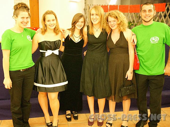 2008.10.18_20.49.17.JPG - Herzlicher Empfang durch die KJ-Gastgeber Angelika Wieser und Florian Schwingenschl�gl:  Sophie Weissensteiner, Katharina Gugler, Anna Br�u und Stefanie Wimmer.