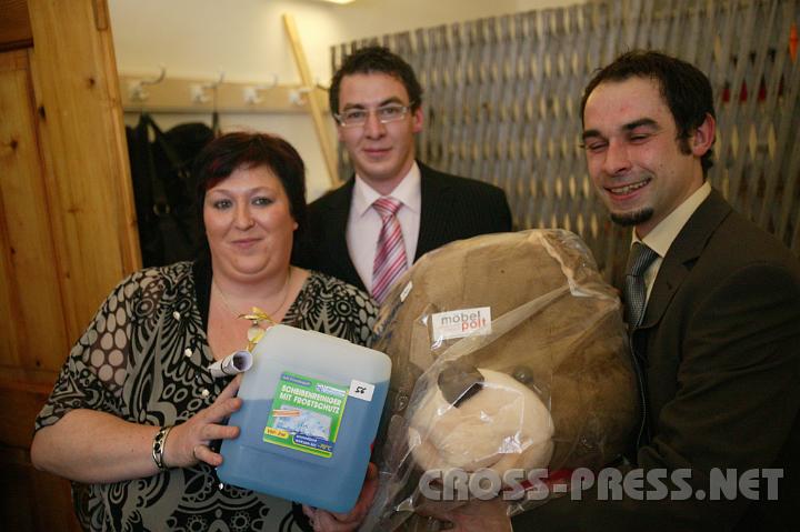 2009.01.10_21.43.30.JPG - RK-Mitarbeiter mit ausgefallenen Tombolageschenken.