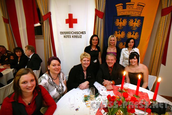 2009.01.10_20.59.03.JPG - Tischrunde der RK-Dienststelle St. Valentin, v.l.n.r.: Heidemarie Edermaier, Sandra Riedl, Regina Sch�negger, Franz Sindhuber, Nicole Sch�negger; hinten: Christa Edermaier, Sigrid Dieminger, Sabrina Leutgeb.